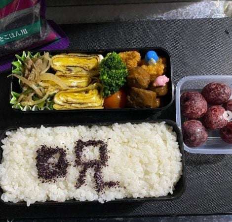 開けた瞬間、砂？　一面に敷き詰められた“粉”の正体に衝撃　“嫌がらせ弁当”を作る妻の真意