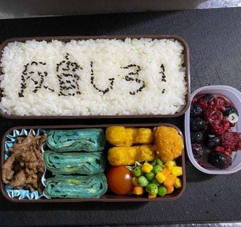 開けた瞬間、砂？　一面に敷き詰められた“粉”の正体に衝撃　“嫌がらせ弁当”を作る妻の真意