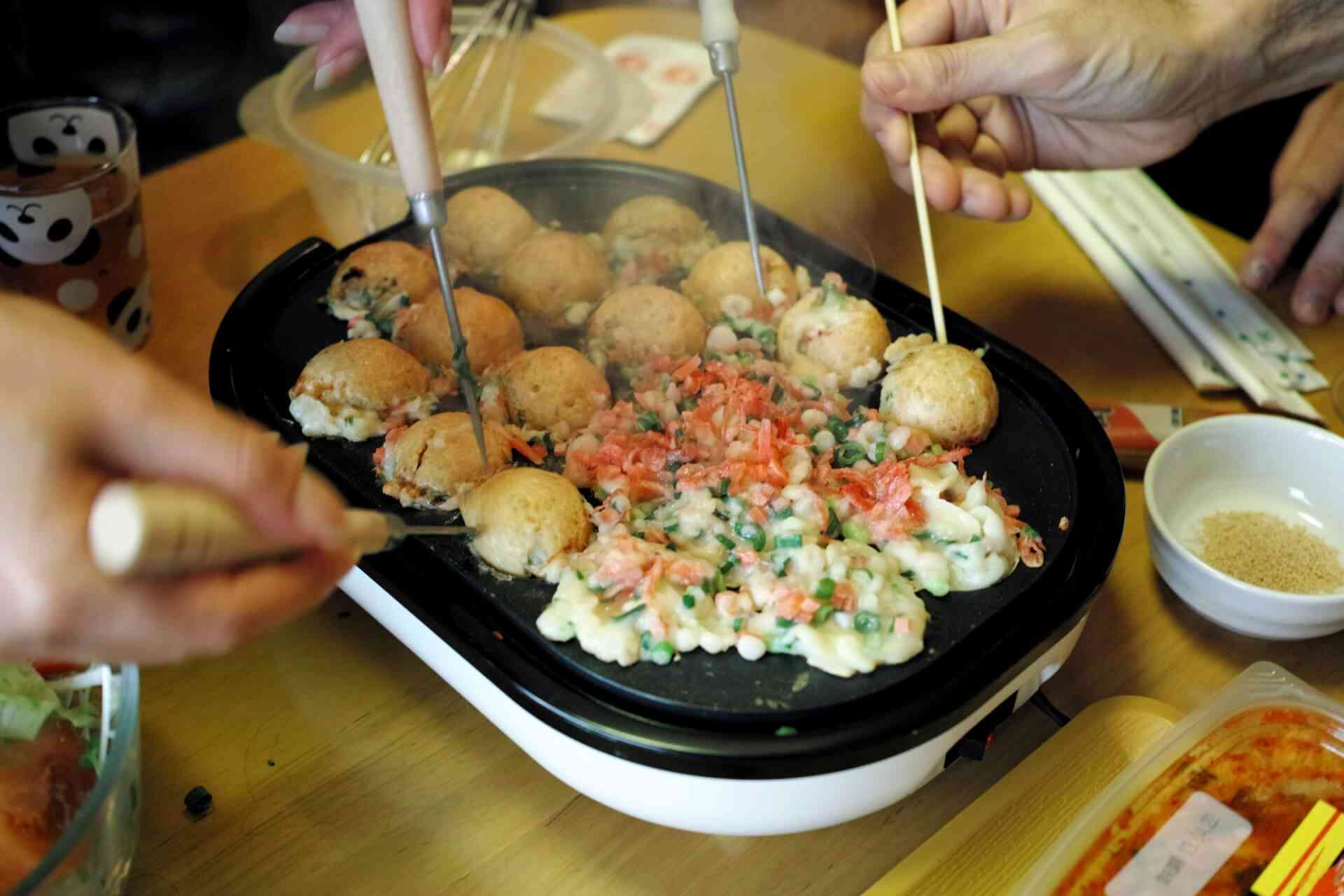 運転しながらハンバーガー食べるのは交通違反？　警察に確認すると…　スマホホルダー使用にも注意点