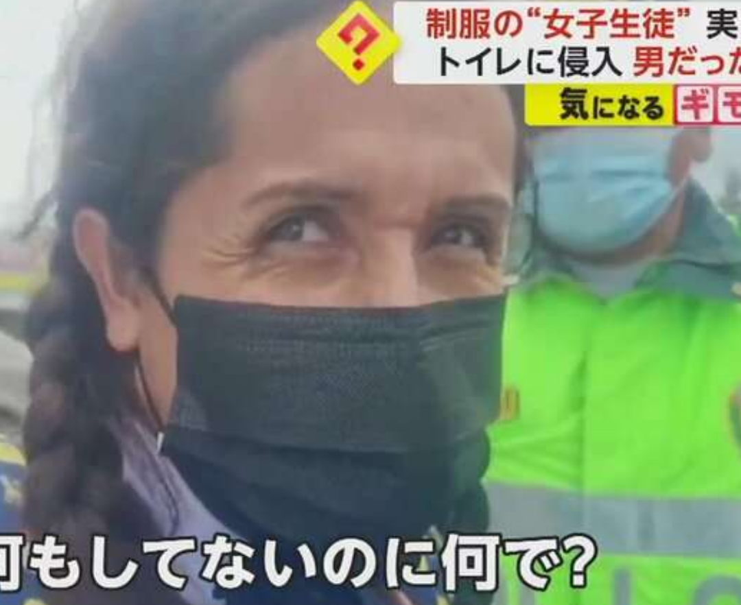【42歳男の女子高生ルック】“三つ編みピンク制服”姿で学校トイレに潜む 保護者激高も本人は「何もしてないのに」 ペルー