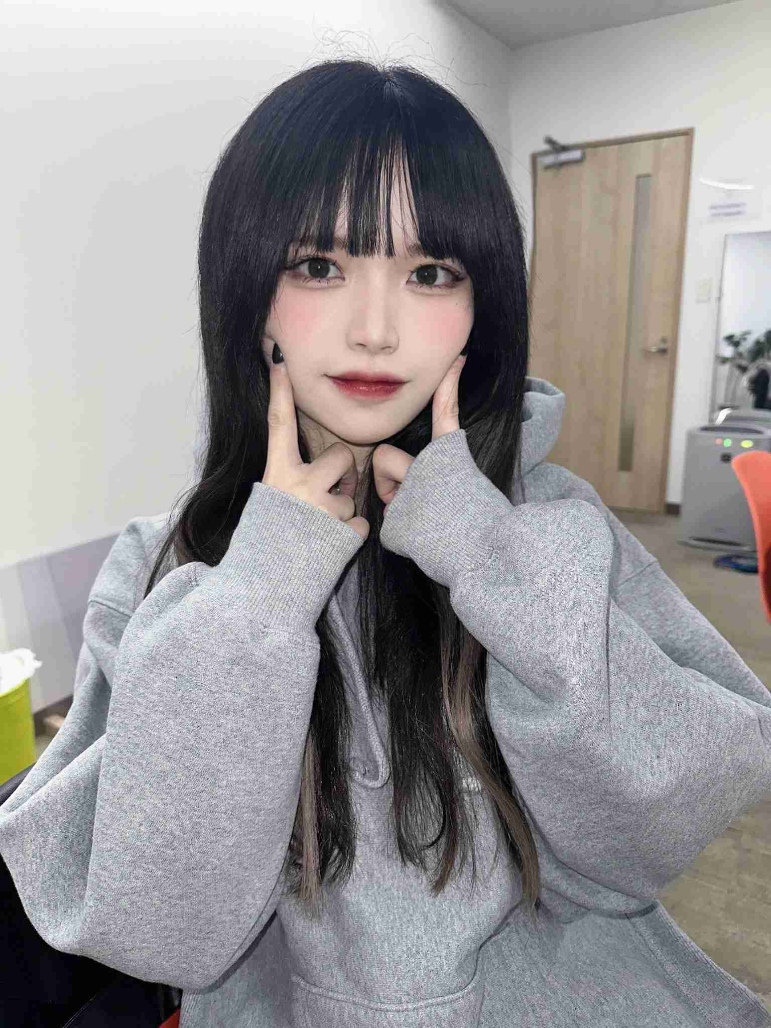 人気アイドル「電車内で騒ぐ」プライベート動画拡散を謝罪　「イチャイチャ＆手繋ぎ」疑惑は否定