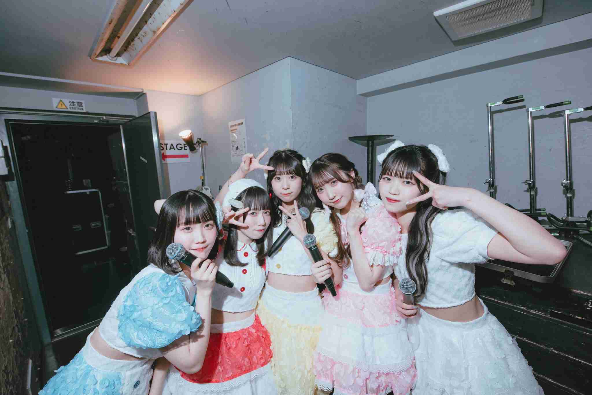 人気アイドル「電車内で騒ぐ」プライベート動画拡散を謝罪　「イチャイチャ＆手繋ぎ」疑惑は否定