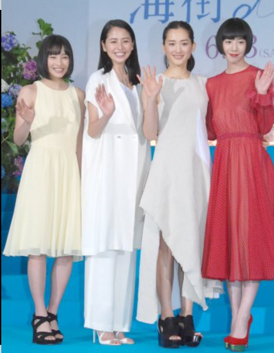 長澤まさみ「コンビニでお腹チラリ」穴あきトレーナーと美脚の圧倒的オシャレな私服姿