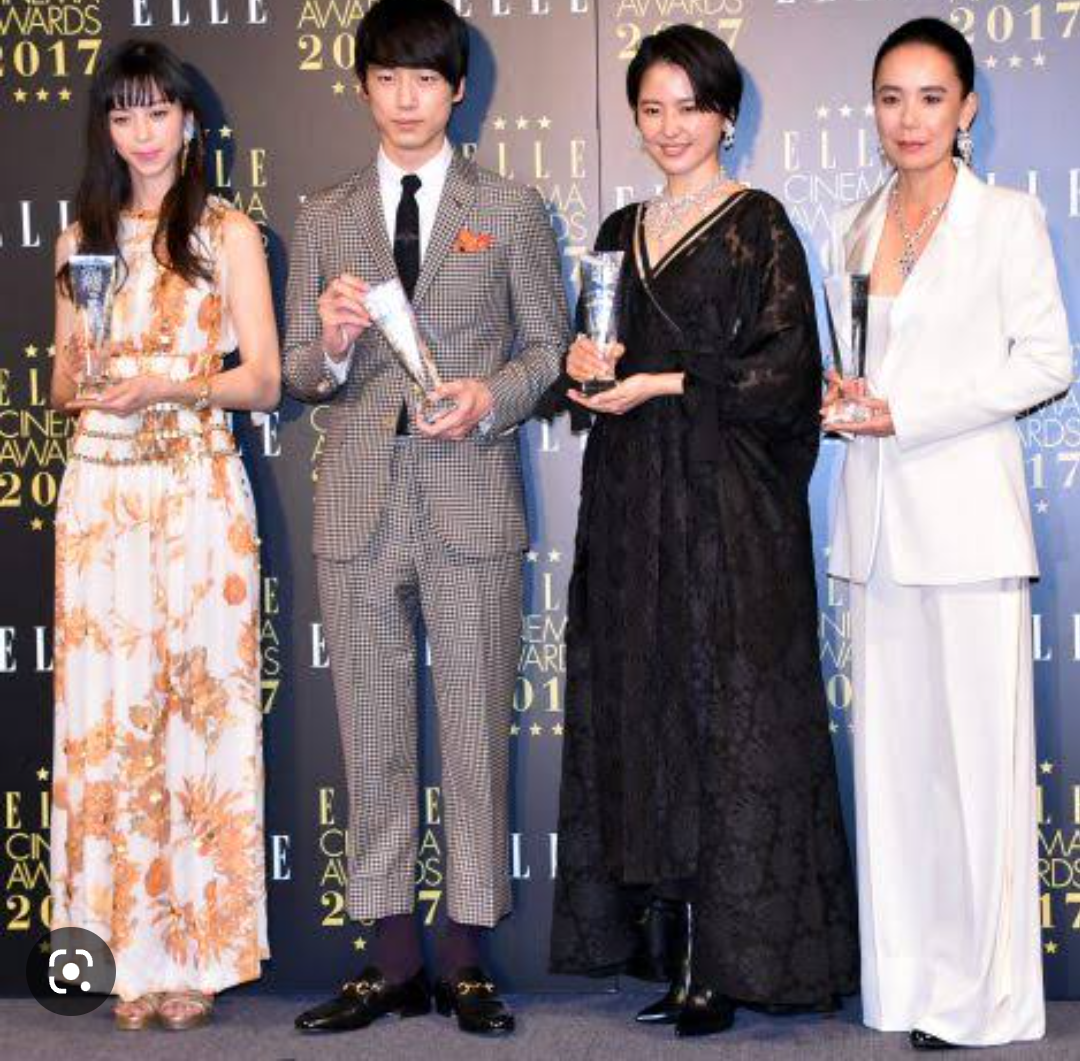 長澤まさみ「コンビニでお腹チラリ」穴あきトレーナーと美脚の圧倒的オシャレな私服姿