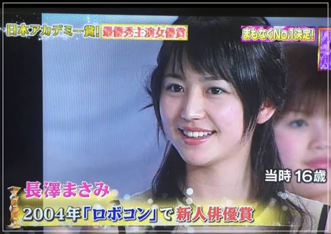 長澤まさみ「コンビニでお腹チラリ」穴あきトレーナーと美脚の圧倒的オシャレな私服姿