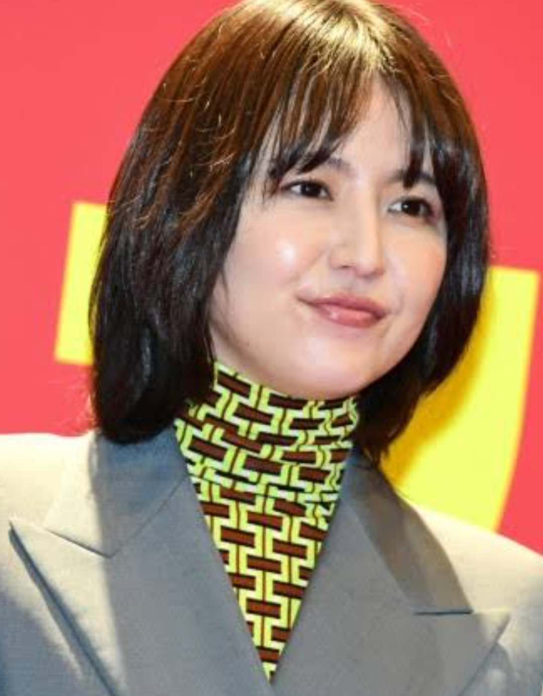 長澤まさみ「コンビニでお腹チラリ」穴あきトレーナーと美脚の圧倒的オシャレな私服姿