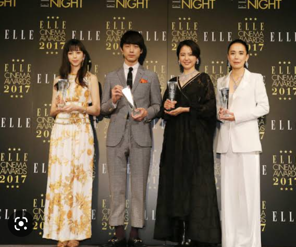 長澤まさみ「コンビニでお腹チラリ」穴あきトレーナーと美脚の圧倒的オシャレな私服姿