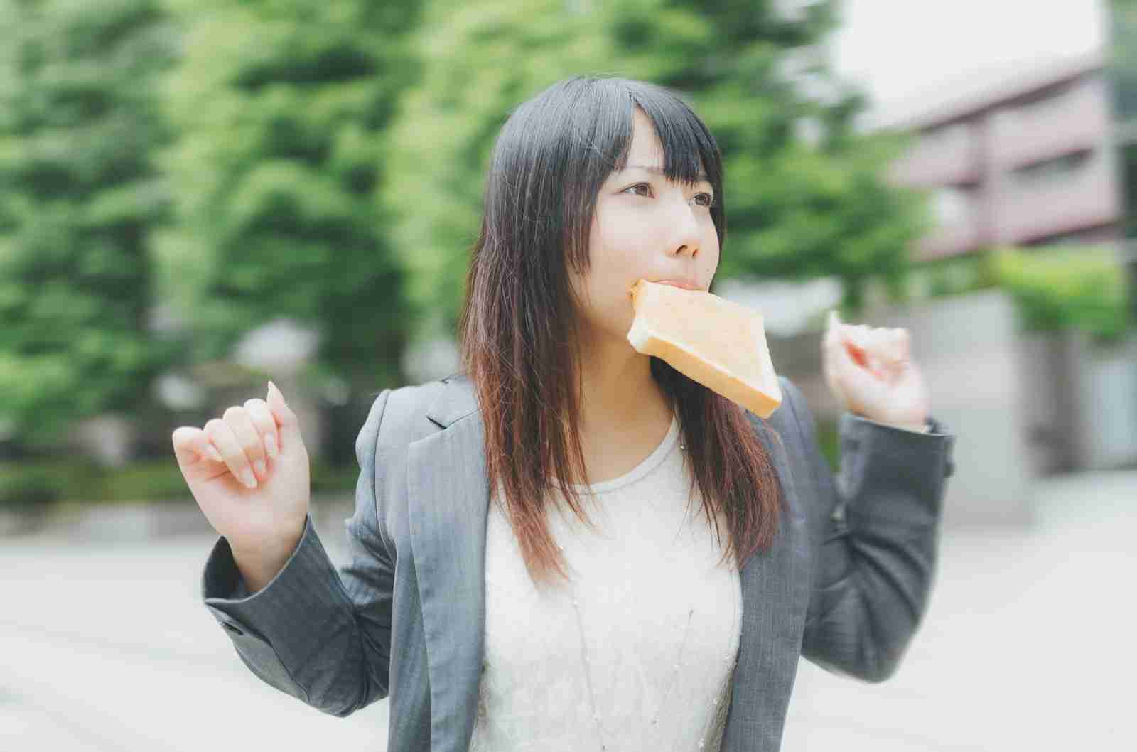 朝、家を出る何分前に起きてますか