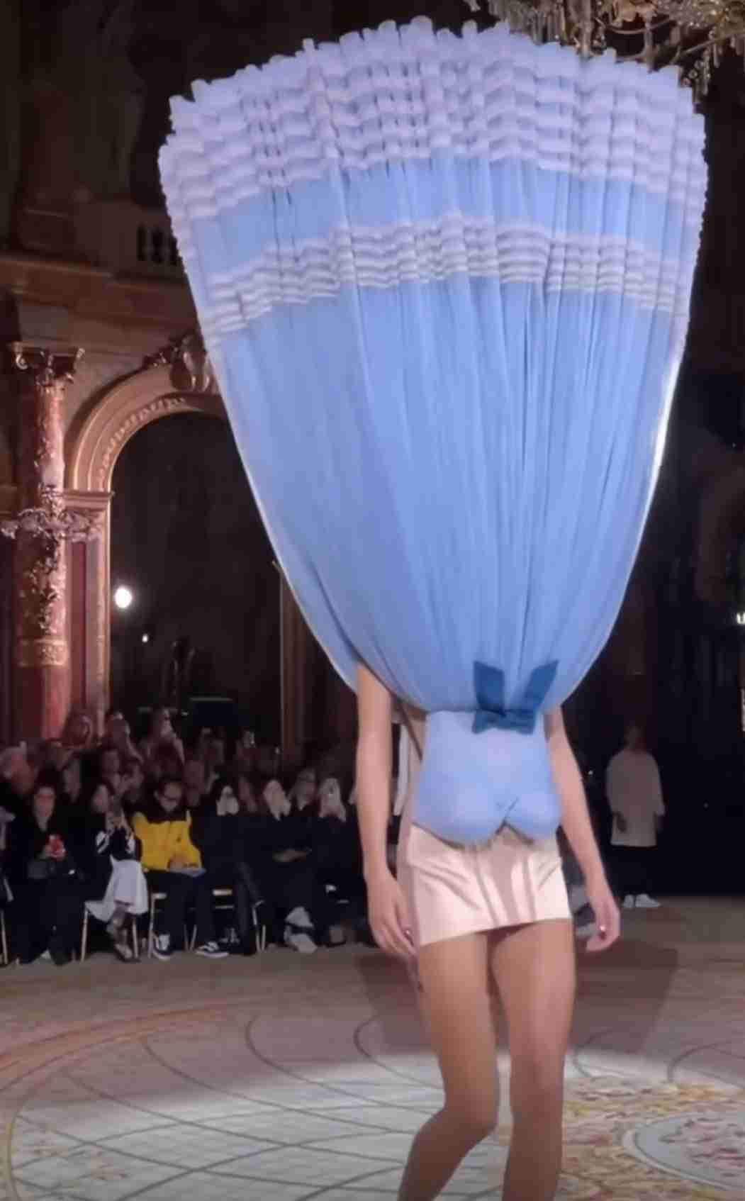 ランウェイの服の画像 街中で着て歩ける服 歩けない服を貼るトピ