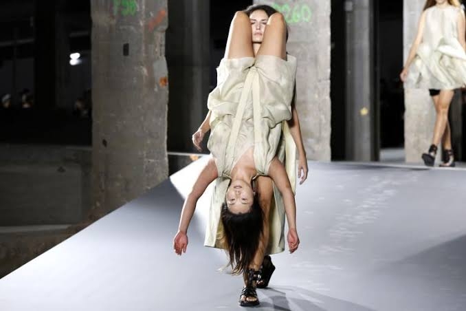 ランウェイの服の画像 街中で着て歩ける服 歩けない服を貼るトピ