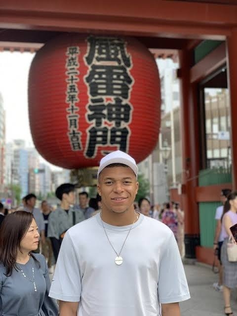 気まずい...米大物ミュージシャンのトラヴィス・スコット、東京の街中に降臨するも「誰にも気付かれず」苦笑い