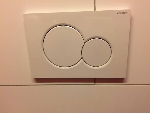 「初見だったら泣くw」Apple直営店のトイレに困惑の声 まるでIQテスト?斬新デザインが話題に