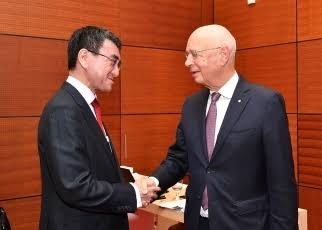 ビートきよし「虫は食べたくない」とツイートしたら河野太郎氏からブロック「告白してないのに振られた気分」なぜブロック連発?