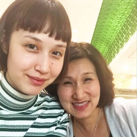 水原希子、バリ島で密着キス＆バックハグ　ジョン・キャロル・カービー氏が公開