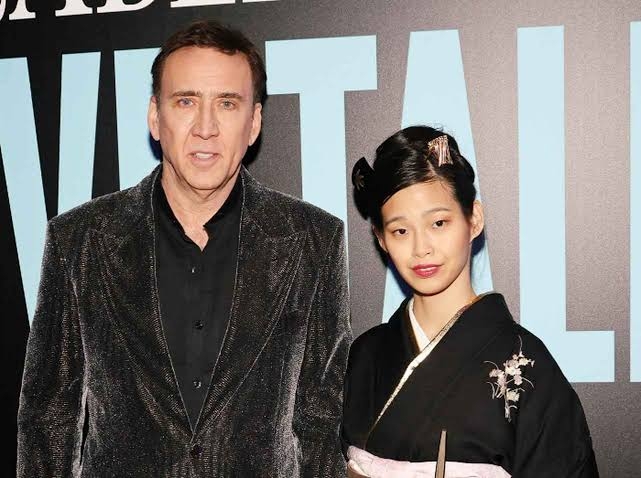 水原希子、バリ島で密着キス＆バックハグ　ジョン・キャロル・カービー氏が公開