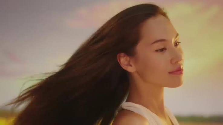 水原希子、バリ島で密着キス＆バックハグ　ジョン・キャロル・カービー氏が公開