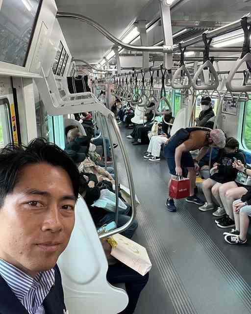 「非常識」小泉進次郎氏が物議 「電車自撮り」で乗客の顔写る...「プライバシー考えなかったの?」