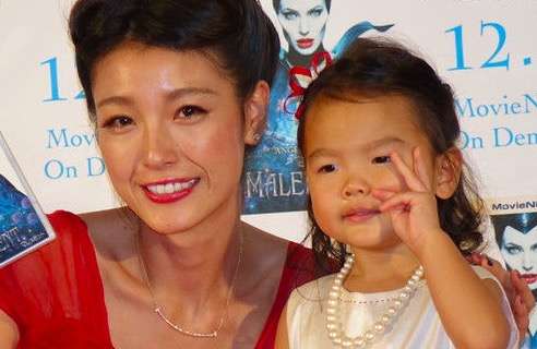「足長っ」「めちゃ大人っぽ」木下優樹菜の超小顔10歳長女に驚き続々　フジモン娘