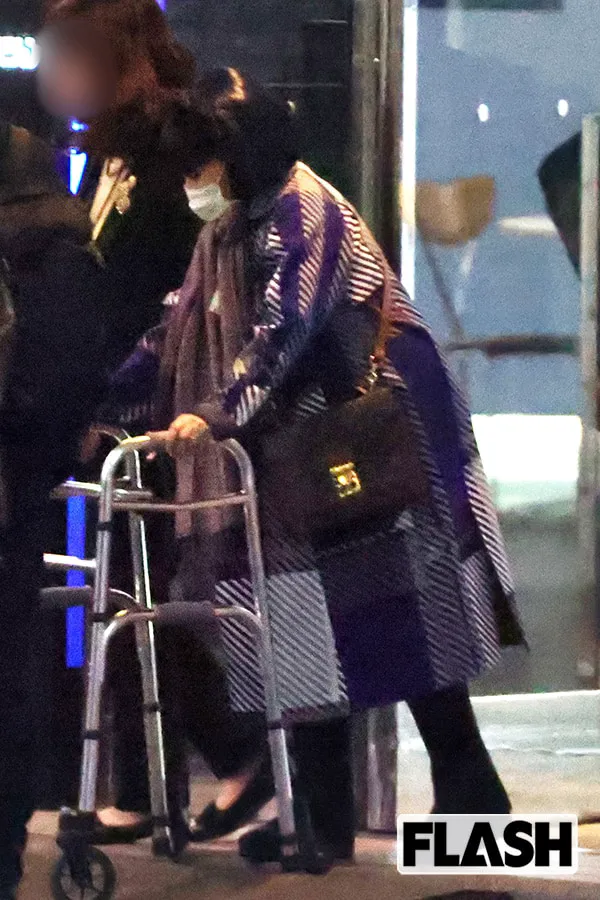 羽生結弦、黒柳徹子の前で自然にひざまずく姿に「王子様」「素敵すぎる!」と反響