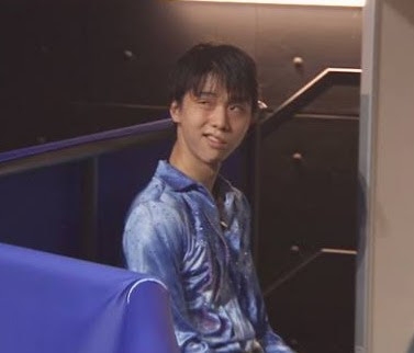 羽生結弦、黒柳徹子の前で自然にひざまずく姿に「王子様」「素敵すぎる!」と反響