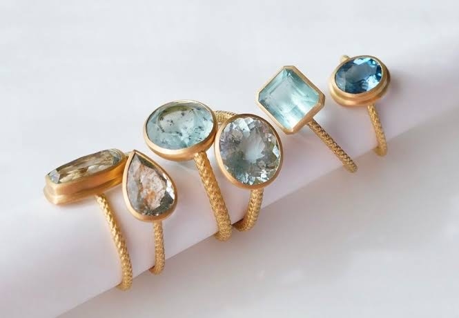 水色のファッションアイテムが集まるトピ