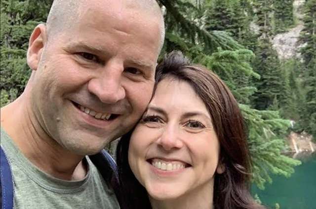 アマゾン創設者のベゾス氏が婚約 交際4年の元キャスターと