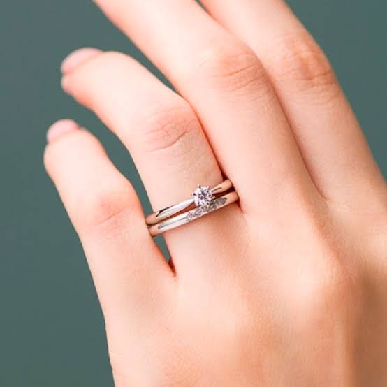 結婚指輪に重ねている指輪(婚約指輪以外)