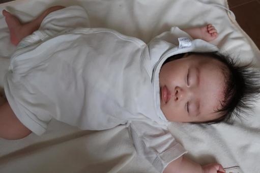 バンザイ寝の人