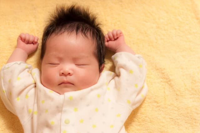 バンザイ寝の人