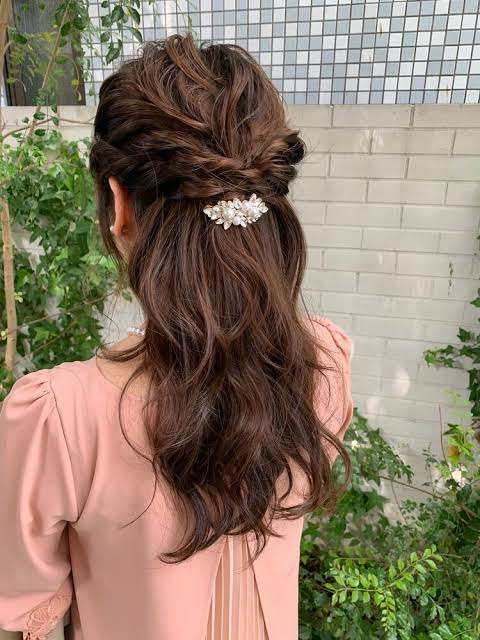 結婚式でロングヘアーを下ろしてたらマナー違反?40代以降知らなかった人多数「いつから…」