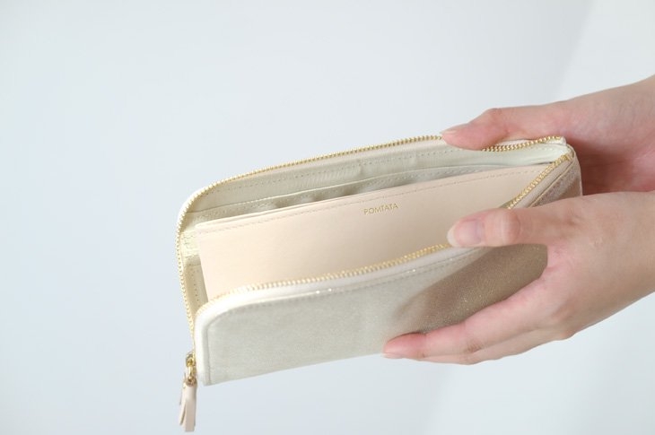 職場にどんな財布を持って行ってますか？