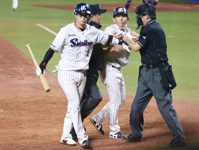 DeNA-ヤクルトが警告試合 死球の宮崎激怒で一触即発の乱闘騒ぎ 関根がマウンドに詰めよる