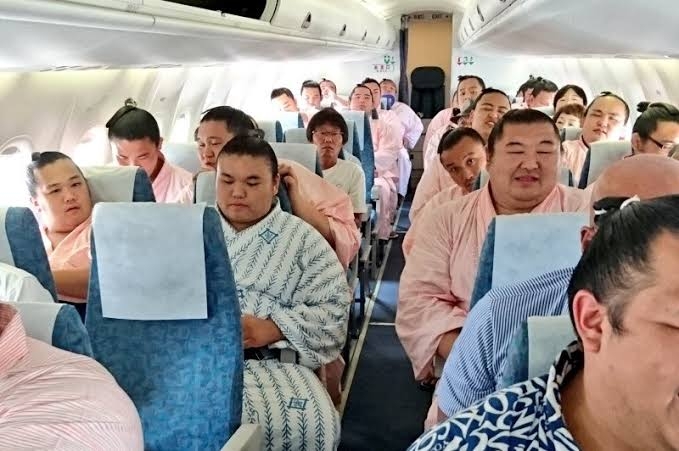 空港カウンターで体重をチェックされる大柄女性　「屈辱的」と非難の声も理由に納得か（米）