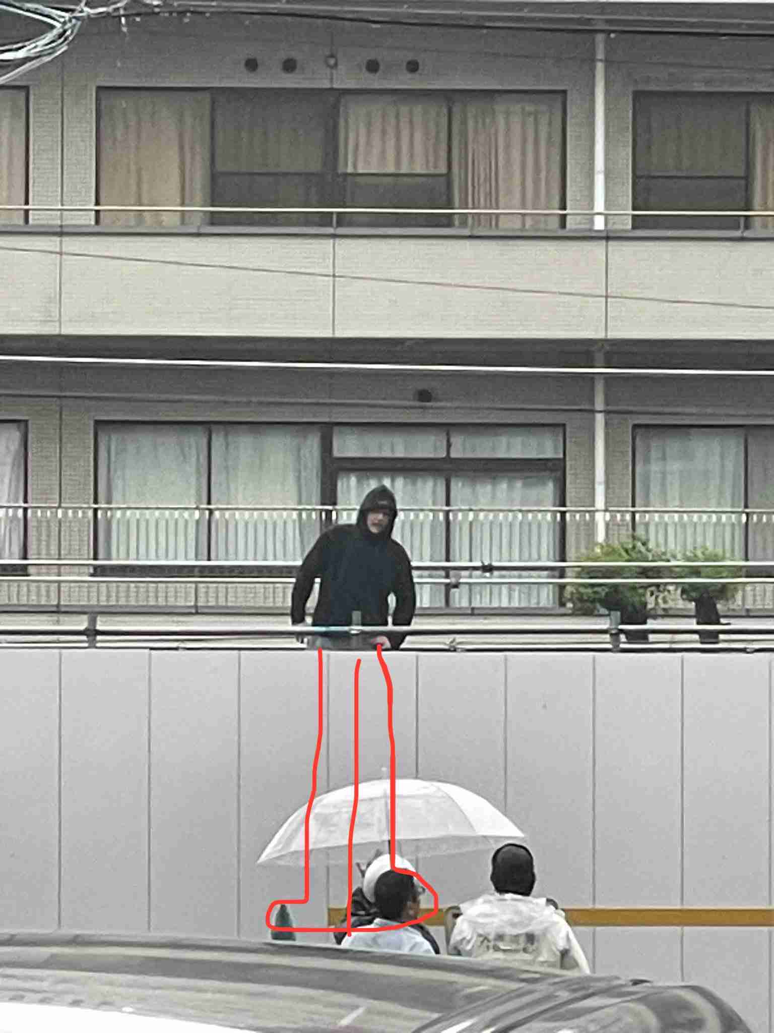 「傘がなかったら直撃だった…」大阪で線路に進入し1時間以上“石を投げ続ける男” マンションの窓やパトカーのフロントガラスも被害に