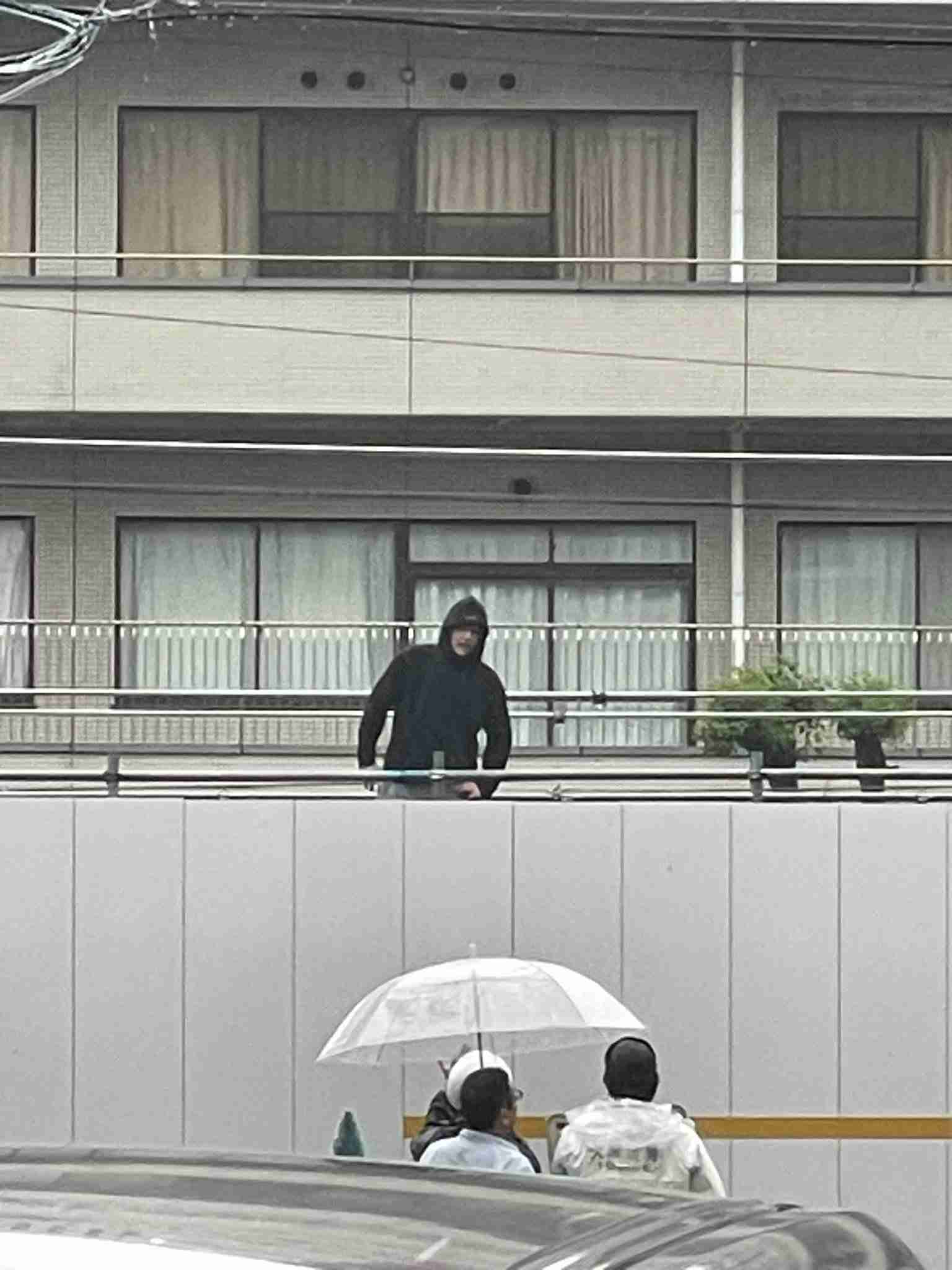 「傘がなかったら直撃だった…」大阪で線路に進入し1時間以上“石を投げ続ける男” マンションの窓やパトカーのフロントガラスも被害に
