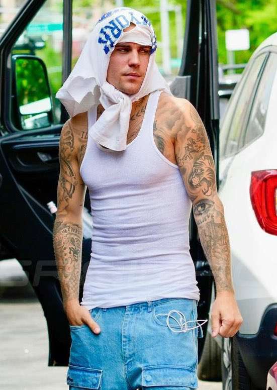 ジャスティン・ビーバーの妻、“心臓手術”成功に感謝