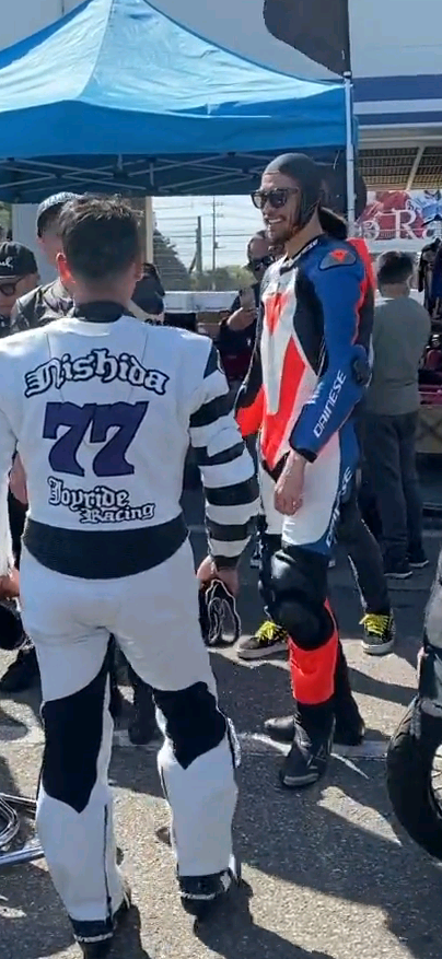 ワイルドさに磨きが！長瀬智也、44歳のプライベート姿でヒゲの生えた顔アップ…バイクに乗る姿も
