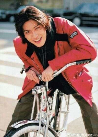 ワイルドさに磨きが！長瀬智也、44歳のプライベート姿でヒゲの生えた顔アップ…バイクに乗る姿も
