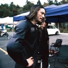 ワイルドさに磨きが！長瀬智也、44歳のプライベート姿でヒゲの生えた顔アップ…バイクに乗る姿も