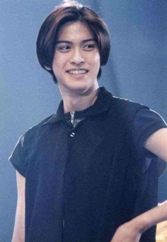 ワイルドさに磨きが！長瀬智也、44歳のプライベート姿でヒゲの生えた顔アップ…バイクに乗る姿も