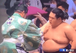 大相撲観戦のデヴィ夫人が最後に座布団直撃の受難 ツイッターでもデヴィ夫人がトレンド入り