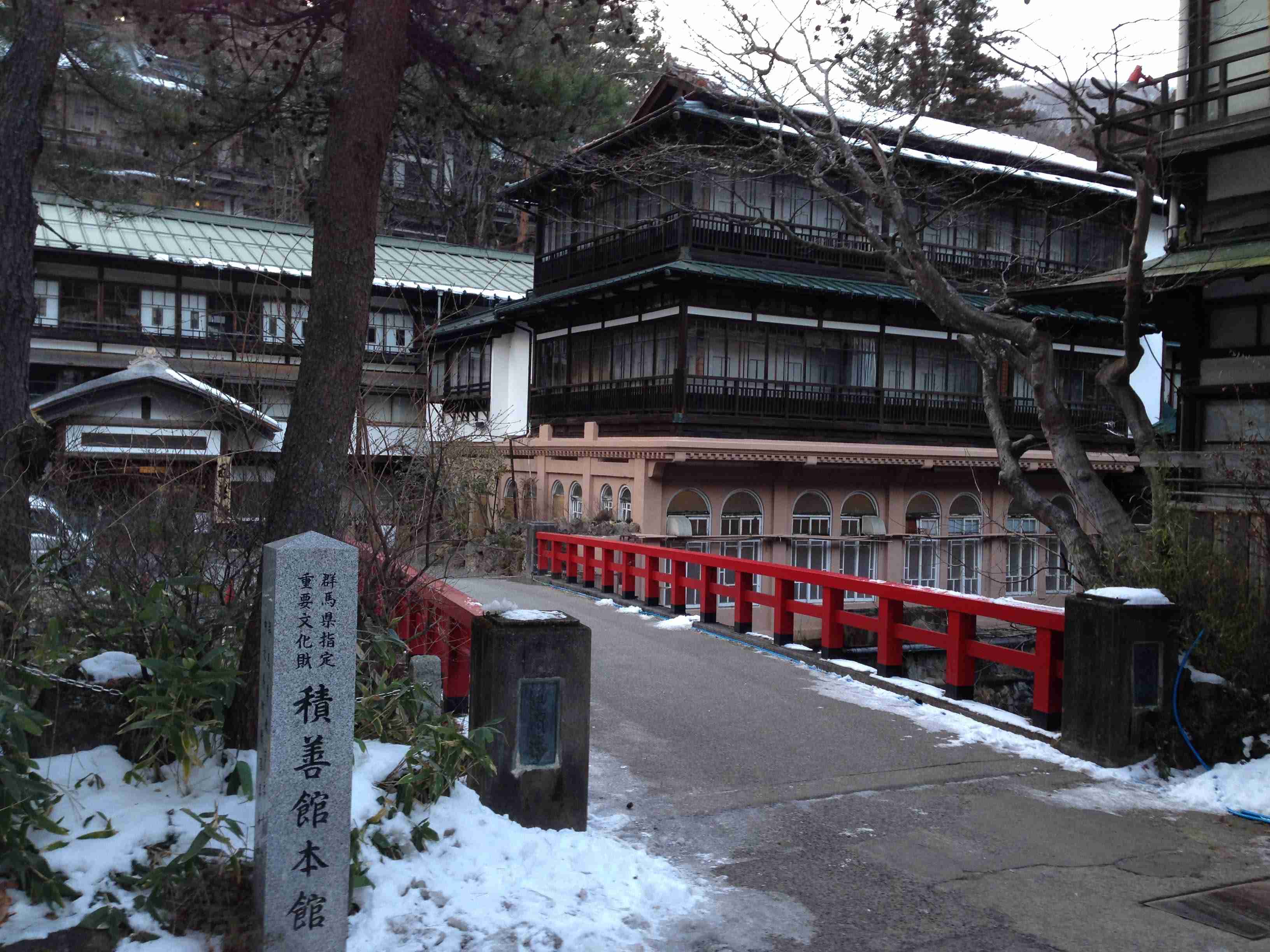 温泉街が魅力的な場所教えてください