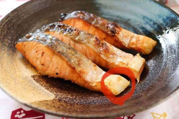 焼き鮭の「皮」、食べる？　捨てる？　実は栄養豊富って本当？　管理栄養士に聞いてみた
