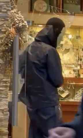 【速報】東京・銀座の店舗で強盗　男2人が逃走中