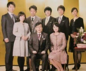 幼少期に笑いが少ない家庭で育った人