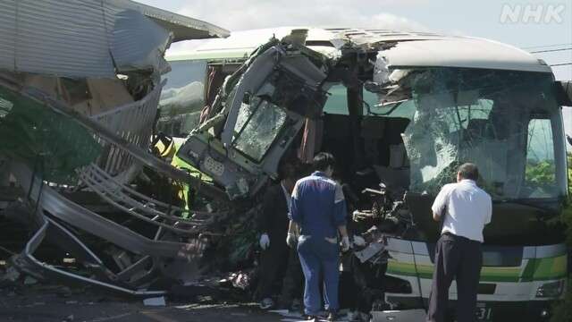 事故の瞬間がドラレコに…トラックが高速バスに衝突 5人死亡・12人重軽傷 北海道・八雲町で事故