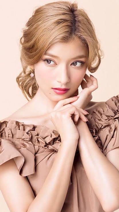 お人形さんみたいに見える有名人の画像