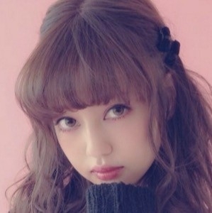 お人形さんみたいに見える有名人の画像
