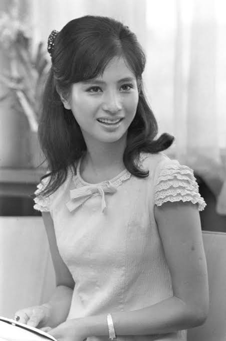 お人形さんみたいに見える有名人の画像