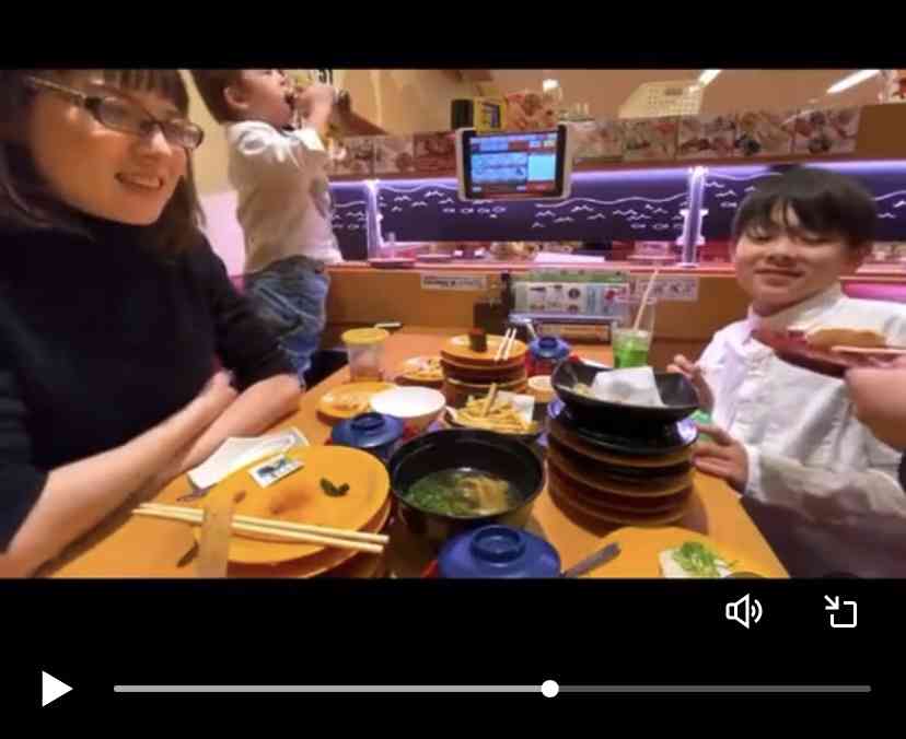 家族ユーチューバー 回転ずし店で赤ちゃんが醤油をペロペロ…過去動画を謝罪し説明「弁護士に相談」